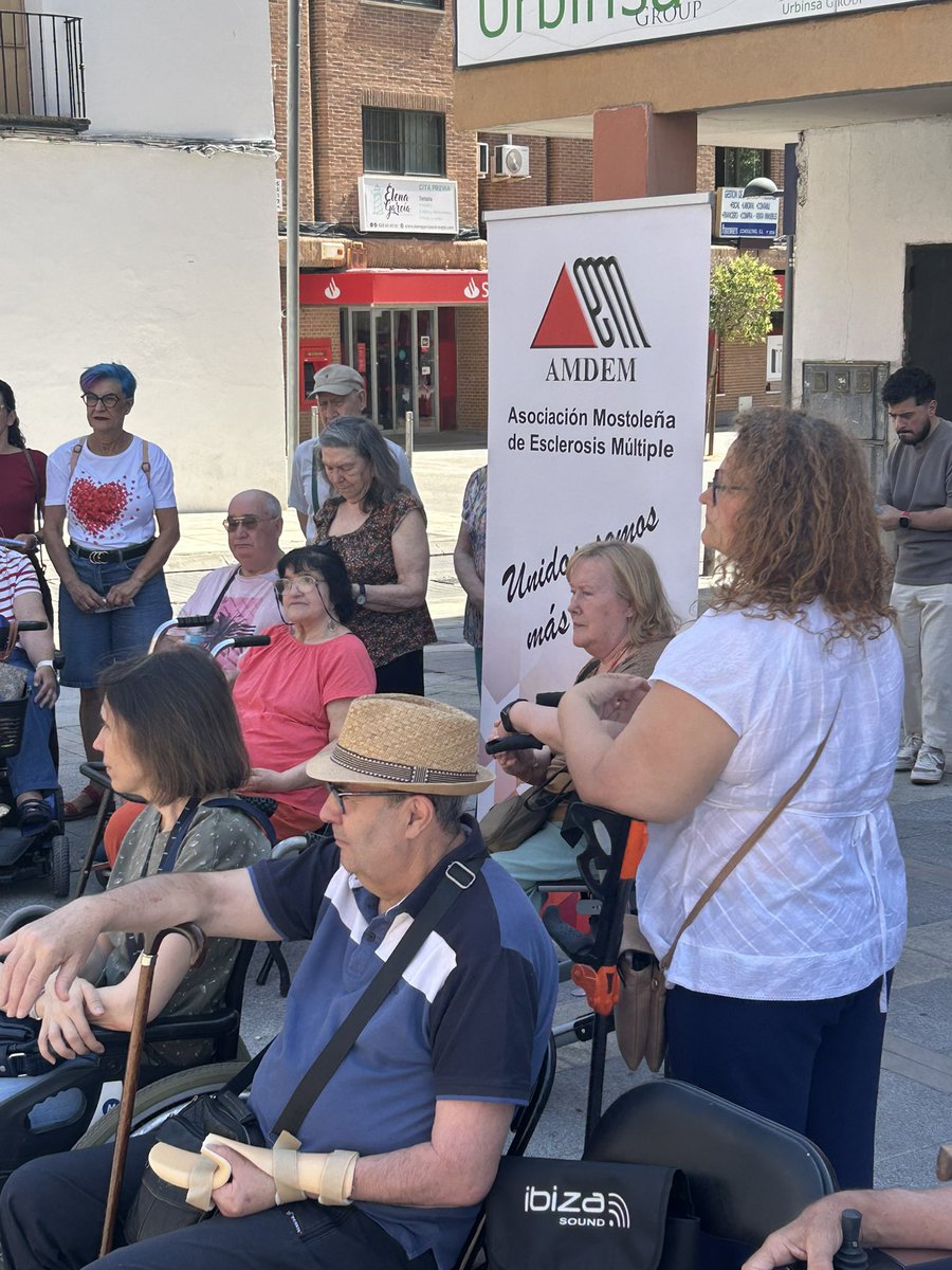 PSMostoles's tweet photo. 🎈Hoy, junto a @AMDEMostoles, en el #DíaMundialdelaEM, reconociendo la gran labor que realizan apoyando cada día a las personas con esclerosis múltiple y a sus familias.

Más apoyo, más recursos y más investigación para mejorar la vida de quienes conviven con esta realidad. https://t.co/5jaHHUDDxQ