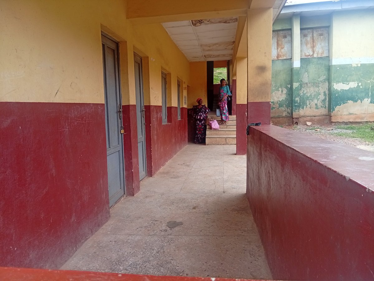 soburohedu's tweet photo. SEWI visited St Peter’s Basic School, Oke-Are, Ibadan to track the 2020 UBEC/SUBEB classroom project. While completed and in use, issues of vandalism, insecurity, and poor maintenance remain. Thanks to @PPDC_ng for supporting this accountability exercise. #Education https://t.co/jxp0xynKq1