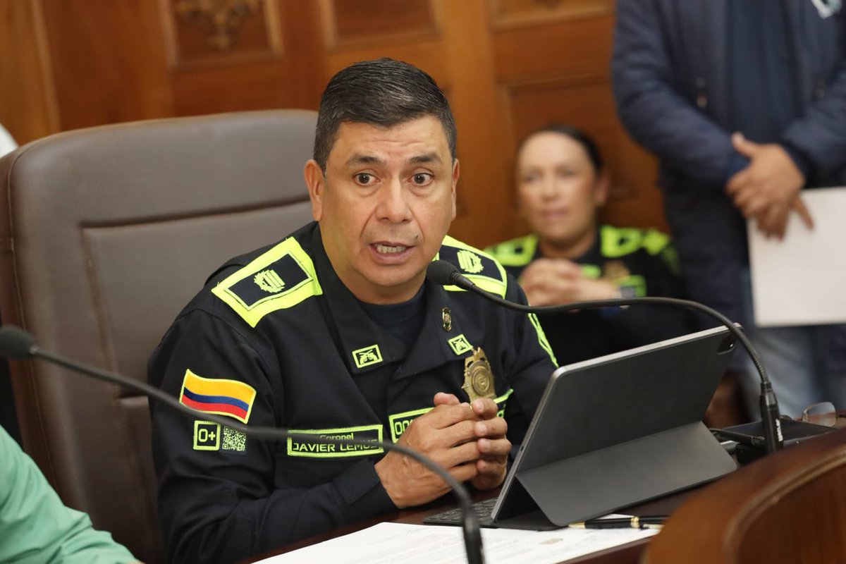 CarlosAmayaR's tweet photo. Hoy, en Casa de la Torre, lideramos un nuevo Consejo de Seguridad junto a la @PoliciaBoyaca, @PoliciaMTunja, el @COL_EJERCITO, @MigracionCol, @Registraduria, @ICBFColombia, @SecGobiernoBoy y los organismos de control.

Analizamos las condiciones de seguridad, de orden público y las acciones dispuestas en todo el departamento para garantizar la seguridad de las elecciones presidenciales del próximo 31 de mayo. 

Contaremos con: 

✅ 3.355 policías
✅ 2.555 soldados
✅ 58 fiscales y 245 uniformados de la Policía y el CTI, quienes estarán atentos a la prevención y atención de posibles delitos electorales.
✅ 152 defensores expertos en delitos electorales. 

Con la ayuda de Dios, esta será una jornada tranquila, segura y en paz 💚.