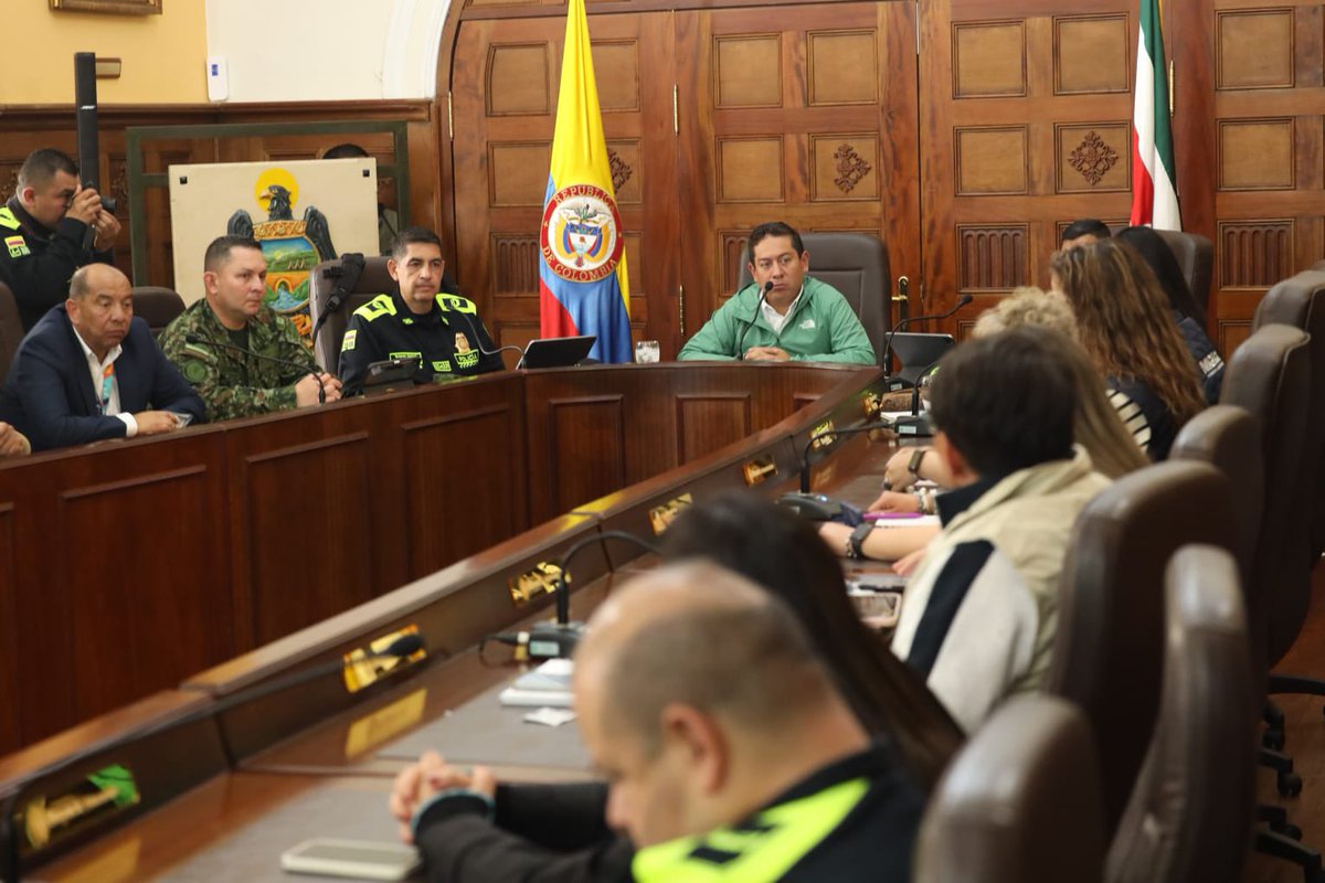 CarlosAmayaR's tweet photo. Hoy, en Casa de la Torre, lideramos un nuevo Consejo de Seguridad junto a la @PoliciaBoyaca, @PoliciaMTunja, el @COL_EJERCITO, @MigracionCol, @Registraduria, @ICBFColombia, @SecGobiernoBoy y los organismos de control.

Analizamos las condiciones de seguridad, de orden público y las acciones dispuestas en todo el departamento para garantizar la seguridad de las elecciones presidenciales del próximo 31 de mayo. 

Contaremos con: 

✅ 3.355 policías
✅ 2.555 soldados
✅ 58 fiscales y 245 uniformados de la Policía y el CTI, quienes estarán atentos a la prevención y atención de posibles delitos electorales.
✅ 152 defensores expertos en delitos electorales. 

Con la ayuda de Dios, esta será una jornada tranquila, segura y en paz 💚.