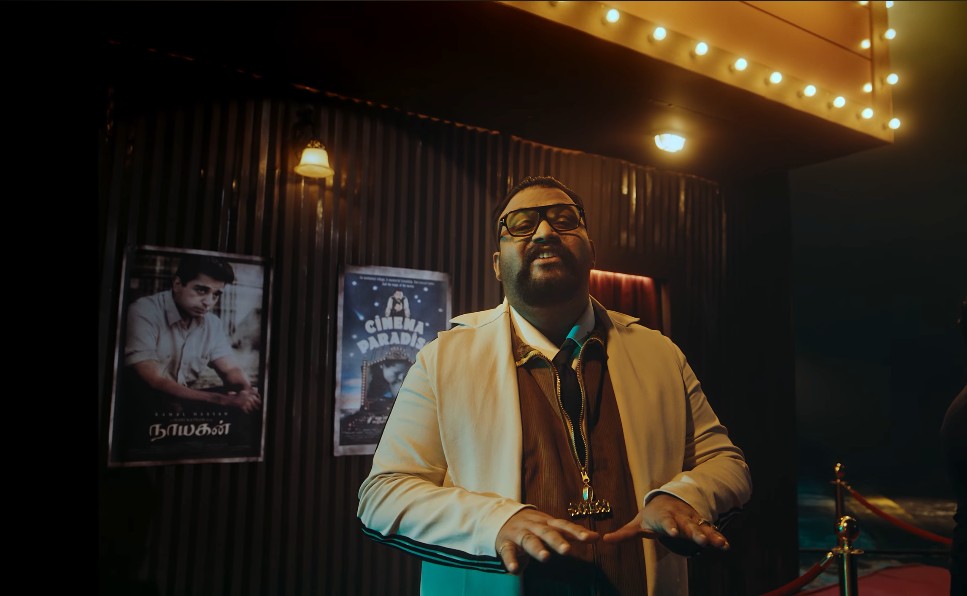 Kamaladdict7's tweet photo. Malayalam films have been featuring a lot of Ulaganayagan Kamal sir's references lately. Even in the recently released Mollywood Times film, which has music by Jake’s Bejoy, the very opening of a song contains a #KamalHaasan reference.💙💙💙 

#MollywoodTimes
#Nayakan
#KH237 https://t.co/SfooyUWd19