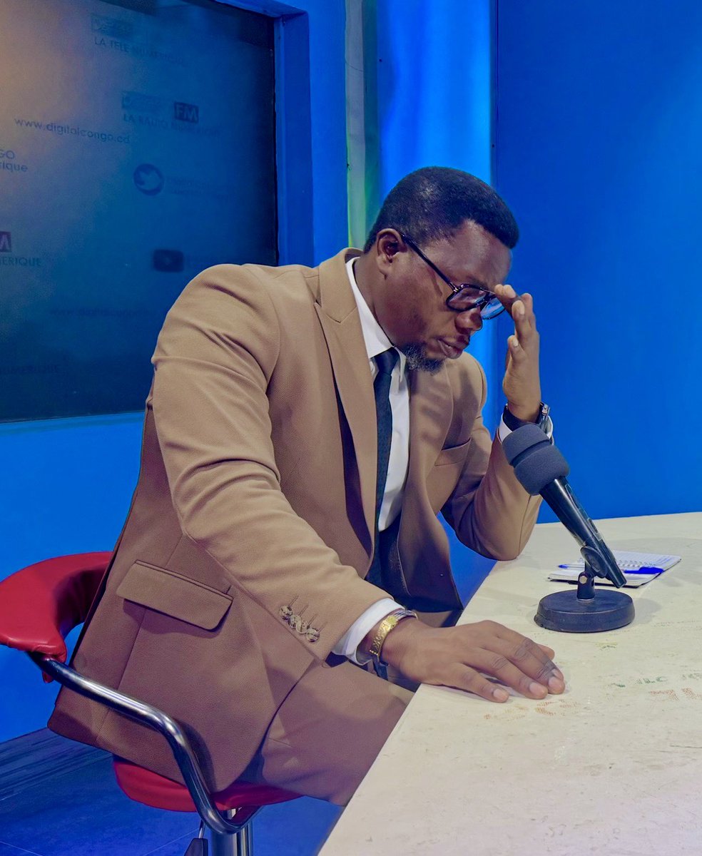 DendeLexxus's tweet photo. Tout en respectant la liberté de chaque peuple et les choix souverains de chaque nation, je ne peux m’empêcher de m’interroger.

Alors que nous combattons un 3e mandat voulu par le camp Tshisekedi, nous acceptons parfois comme facilitateurs ou médiateurs des dirigeants qui, chez eux, ont trouvé les mécanismes leur permettant de prolonger durablement leur maintien au pouvoir.

On dira que les contextes sont différents. Je peux l’entendre.

Peut-on sincèrement conduire une médiation vers une destination que l’on n’a jamais soi-même choisie pour son propre pays ?

Avançons.
