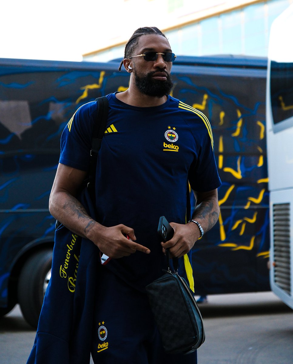 FBBasketbol's tweet photo. Sinan Erdem Spor Salonu'ndayız! 💛💙

#YellowLegacy https://t.co/Md2wuJDBde