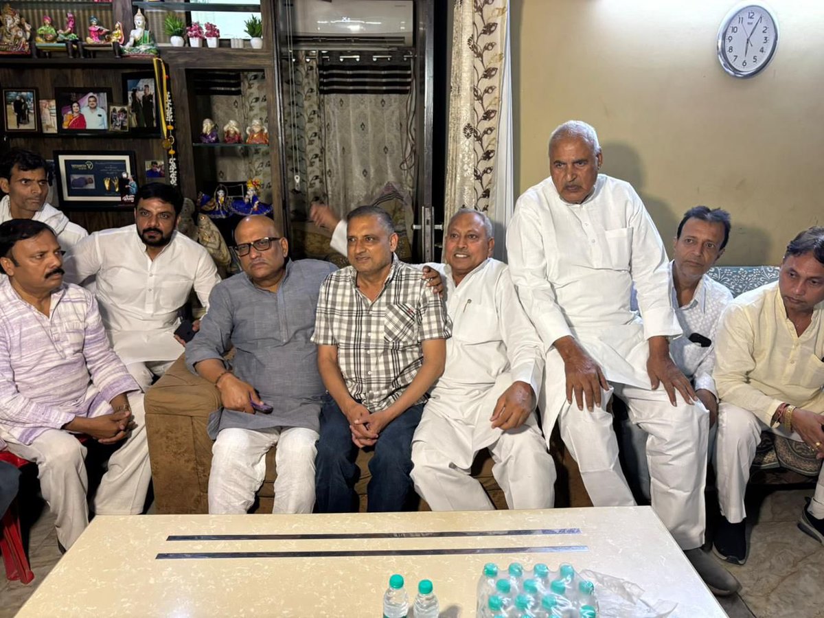 kashikirai's tweet photo. उत्तर प्रदेश की तानाशाह भाजपा सरकार विपक्ष की मजबूत आवाज़ों से डर गई है। 28 मई की रात उ०प्र० कांग्रेस कमेटी के नि० सचिव साथी श्री विशाल वशिष्ठ जी की प्रशासनिक गिरफ्तारी सरकार की हताशा को दर्शाती है।

आज गाजियाबाद के क्रासिंग रिपब्लिक स्थित उनके आवास पर पहुँचकर उनसे मुलाकात की। दमन और अत्याचार के खिलाफ हमारी यह लड़ाई और मजबूती से जारी रहेगी। हम न डरेंगे, न झुकेंगे! ✊🇮🇳

@INCIndia @INCUttarPradesh @RahulGandhi