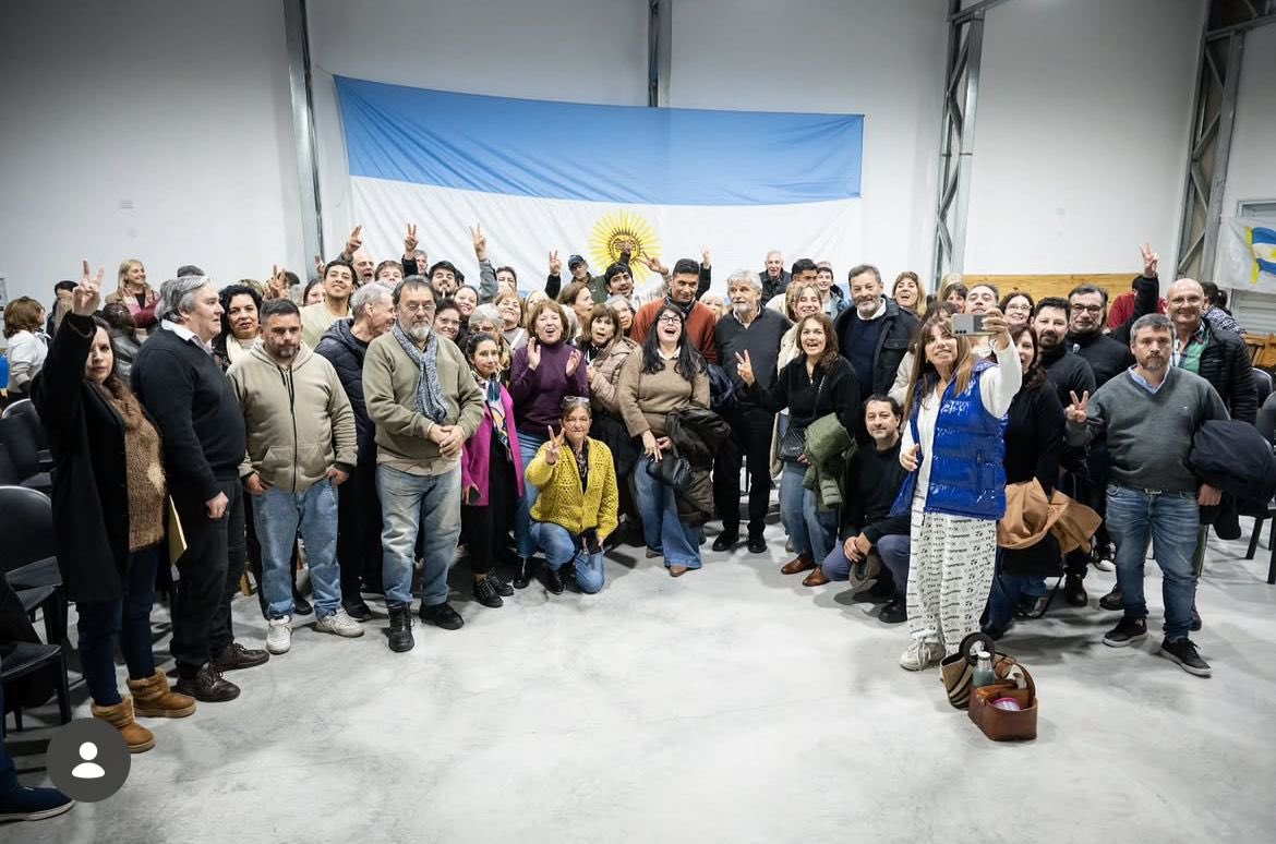 FilmusDaniel's tweet photo. Junto a la diputada @BlancaOsunaOK y a dirigentes y organizaciones de la comunidad Entre Ríos, en la sede de AMET, compartimos una jornada de reflexión y debate sobre cómo superar la difícil realidad que atraviesa la provincia y el país. https://t.co/1uNKT6qCC7