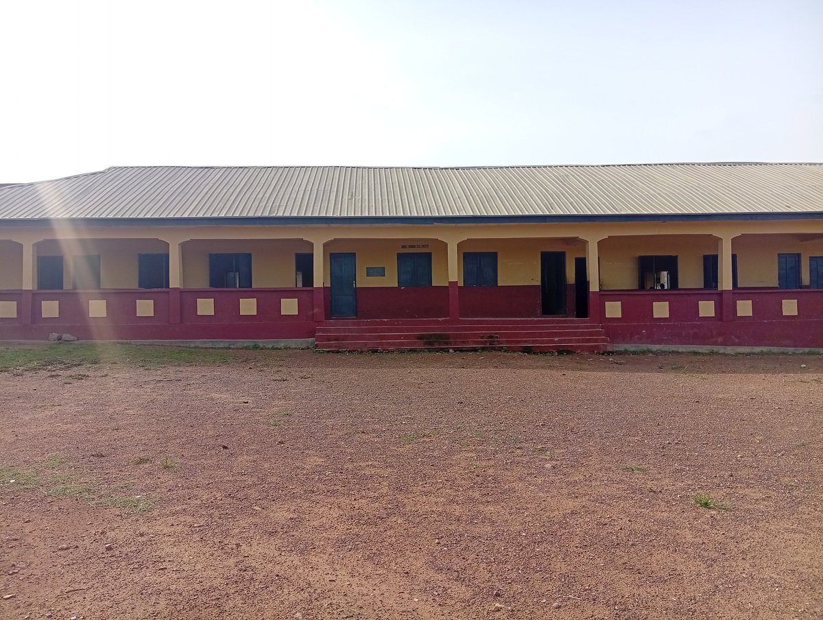 soburohedu's tweet photo. SEWI monitored the 2020 UBEC/SUBEB classroom project at Olubadan Grammar School, Aperin, Ibadan. Though completed and functional, concerns about leaking roofs, damaged facilities, and missing components persist. Thanks to @PPDC_ng for supporting this exercise. #Accountability https://t.co/PewLvm8iGa