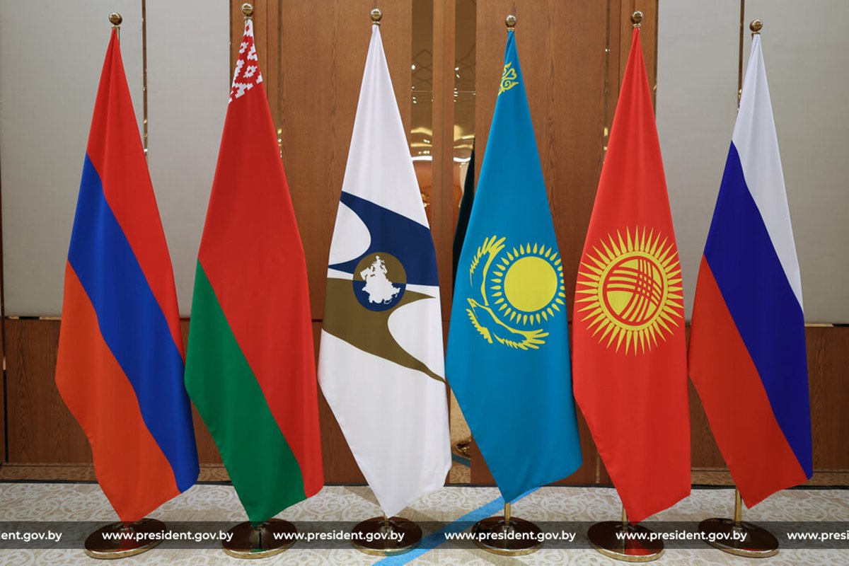 TounesKhadra's tweet photo. 🇹🇳 🇷🇺 🇧🇾 🇦🇲 🇰🇿 🇰🇬 | Les dirigeants de l’Union économique eurasiatique (EAEU) ont approuvé l’ouverture de négociations avec la Tunisie en vue d’un accord de libre-échange.

▪️ L’organisation considère la Tunisie comme une "porte d’entrée stratégique vers les marchés africains" pour les pays de l’EAEU. Cet accord pourrait renforcer considérablement les exportations tunisiennes vers cet espace regroupant notamment la Russie, le Kazakhstan, la Biélorussie, l’Arménie et le Kirghizistan, tout en consolidant le positionnement de la Tunisie comme hub commercial entre l’Afrique, la Méditerranée et l’Eurasie.

#Tunisie #Tunisia #تونس