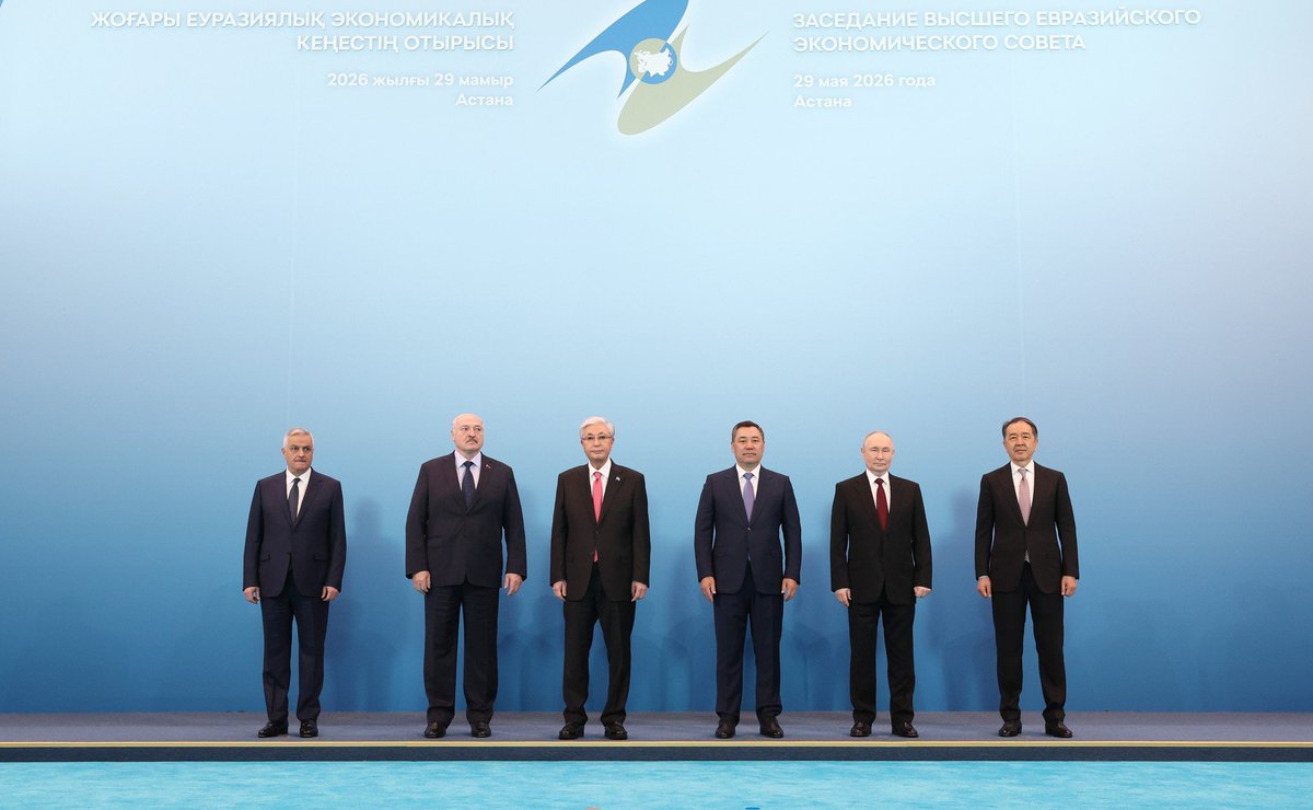 TounesKhadra's tweet photo. 🇹🇳 🇷🇺 🇧🇾 🇦🇲 🇰🇿 🇰🇬 | Les dirigeants de l’Union économique eurasiatique (EAEU) ont approuvé l’ouverture de négociations avec la Tunisie en vue d’un accord de libre-échange.

▪️ L’organisation considère la Tunisie comme une "porte d’entrée stratégique vers les marchés africains" pour les pays de l’EAEU. Cet accord pourrait renforcer considérablement les exportations tunisiennes vers cet espace regroupant notamment la Russie, le Kazakhstan, la Biélorussie, l’Arménie et le Kirghizistan, tout en consolidant le positionnement de la Tunisie comme hub commercial entre l’Afrique, la Méditerranée et l’Eurasie.

#Tunisie #Tunisia #تونس