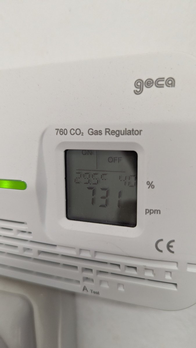 BLeraAused's tweet photo. Hoy tengo cuatro exámenes con mi alumnado:

- Segunda hora, 28'5°C en el aula.
- Tercera hora, 29'7°C (la mínima) en el aula.
- Cuarta hora, 29'5°C (la mínima) en el aula.
- Sexta hora, 29'5°C en el aula.

Mientras @Jorge_Azcon le regala millones a la concertada para nada. https://t.co/QjmDKxJwc7