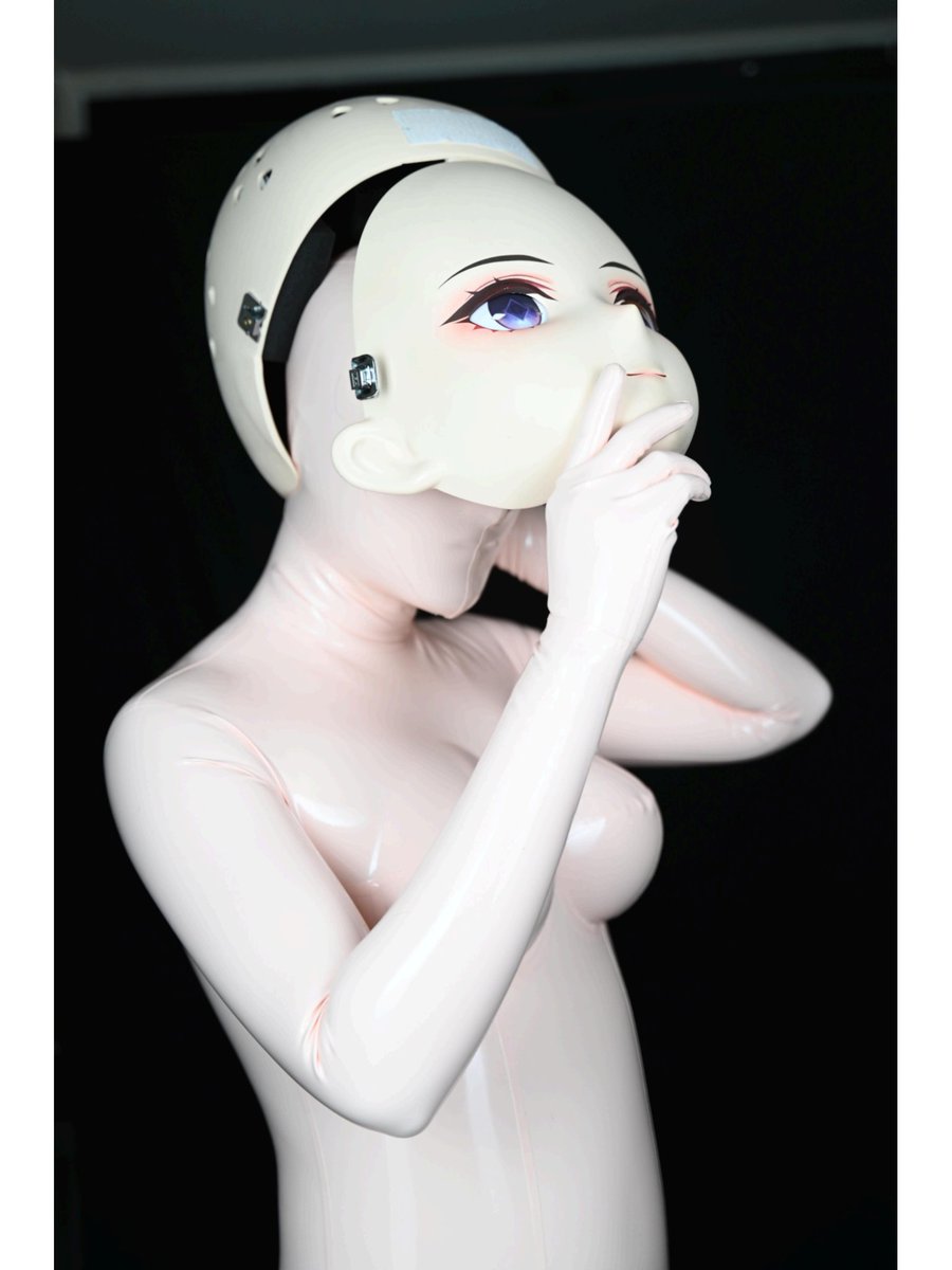 arc_8bit's tweet photo. 头壳下是致密的微孔…

胶来自：@RubberRisa
📷：@AnKe_Encore_

#kigurumi #latex #rubber #fetish https://t.co/tEtUpHZNo4