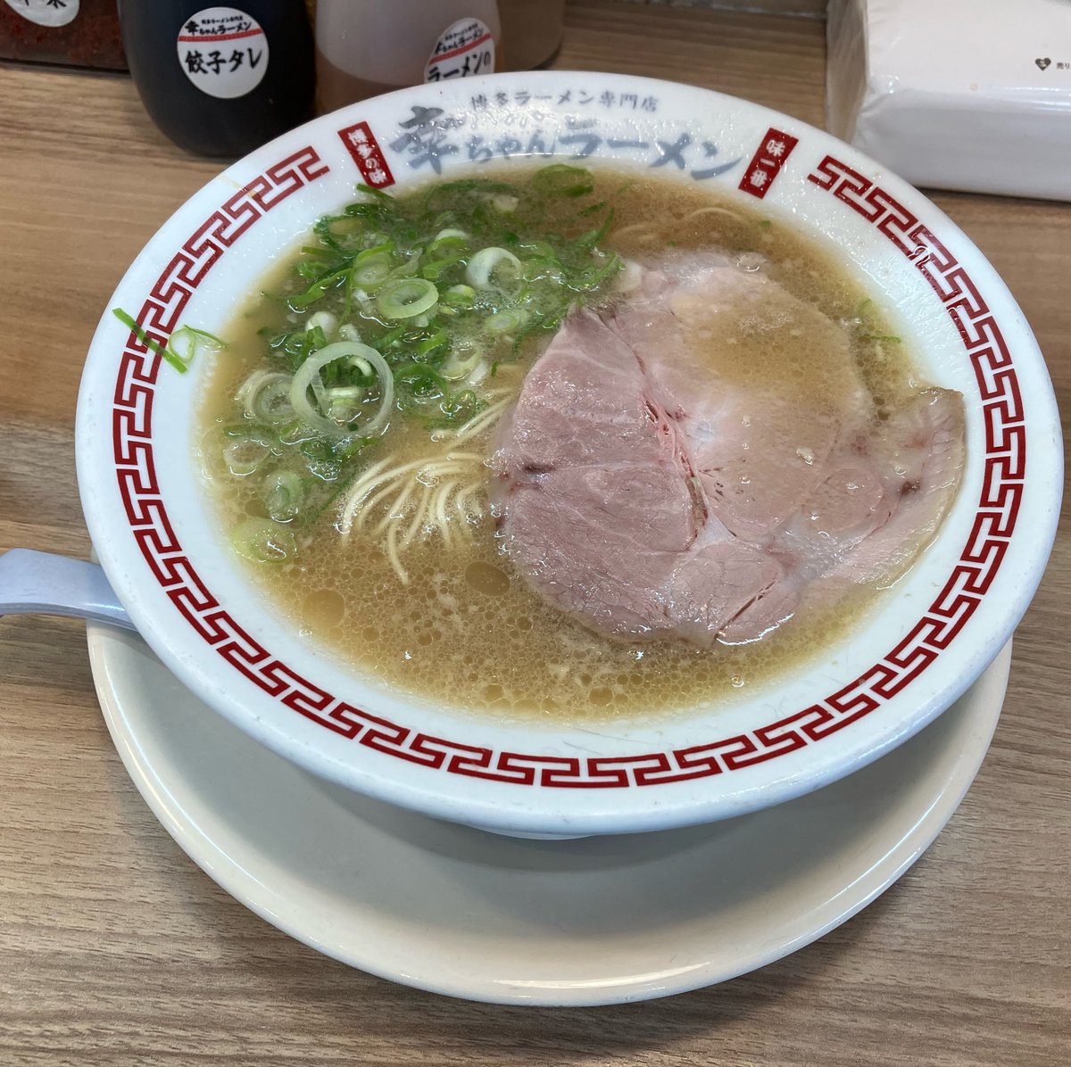 KitabayashiK's tweet photo. 太宰府から博多近郊に戻って神社周りしつつのラーメン2杯🍜
『幸ちゃんラーメン』と『博多一幸舎』🐷
前者は食べやすい豚骨で
後者は今まで感じたことのない臭いが合わず😣食べ切るのがちょっとだけしんどかった😱 https://t.co/2k2KzfMVF8