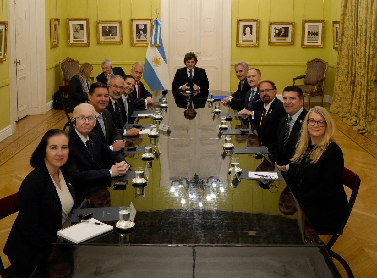 OPRArgentina's tweet photo. El Presidente Javier Milei, junto al Canciller Pablo Quirno, recibió en Casa Rosada al Embajador de Estados Unidos, Peter Lamelas, y a una delegación de diputados de la Cámara de Representantes de los Estados Unidos. https://t.co/Z9nQp414Om