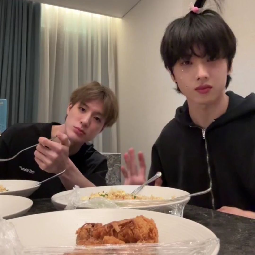 doppeltP__'s tweet photo. ชีวิตตอนที่อยู่คนเดียว: กินข้าวเปล่า
ชีวิตตอนที่อยู่กับแฟน:

พวกผู้ชายเป็นงี้หมดเลยปะ😔 https://t.co/7oMzAGitG5