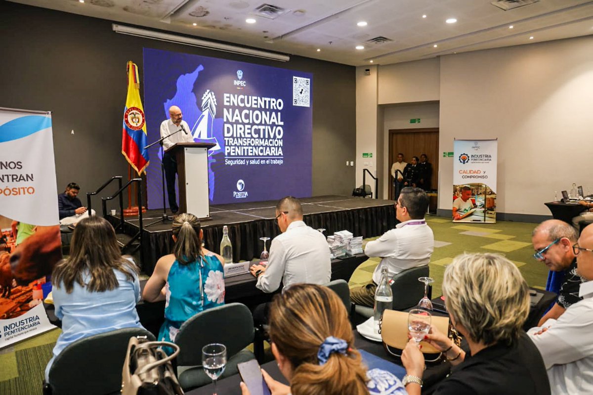 MinjusticiaCo's tweet photo. Fortalecemos la gestión institucional, pensando en un mejor sistema penitenciario.

El director de Política de Drogas y Actividades Relacionadas del MinJusticia, Darío Sendoya (@dariosendoyaz), participó en el IV Encuentro Nacional Directivo del @INPEC_Colombia ‘Seguridad y Salud en el Trabajo – Transformación Penitenciaria’.

Allí se trabajó para consolidar una agenda articulada para atender los principales desafíos del país en materia carcelaria.  🇨🇴