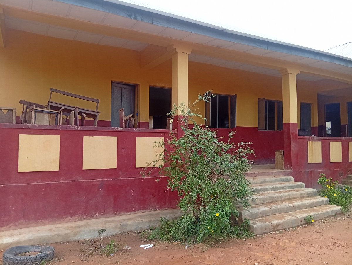 soburohedu's tweet photo. SEWI visited St James Primary School,Oke Ado, Ibadan to monitor the 2020 UBEC/SUBEB classroom project.The project is completed and functional,but concerns around security,maintenance, accessibility, and learning facilities remain.Thanks to @PPDC_ng for supporting this exercise https://t.co/Xc34KBFhL1