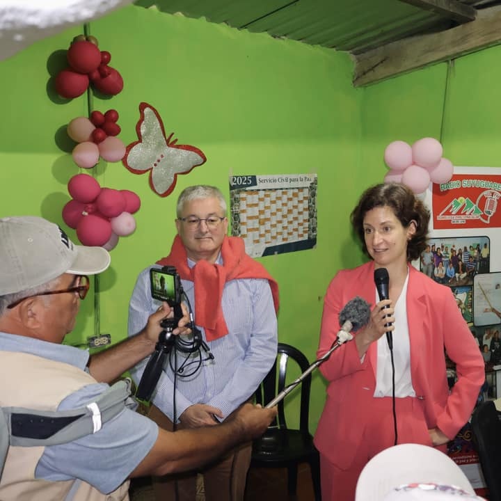 AlemaniaenHN's tweet photo. 🙌📰Esta semana se conmemoró el #DíadelPeriodista en 🇭🇳. 

Queremos reconocer el compromiso y la trayectoria de quienes fortalecen el derecho a la información y la libertad de expresión en el país, especialmente las radios comunitarias que informan desde y para sus comunidades. https://t.co/gZsfp2W0qy