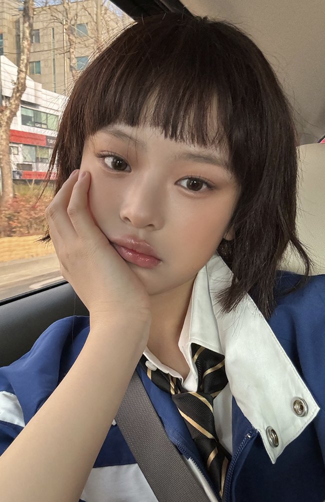 hardlisted's tweet photo. @ichicorn Ada di album how sweet weverse ver. kak, maybe di enhance  lagi karna kalo di download hasil raw nya begini https://t.co/65vPjVgCkc