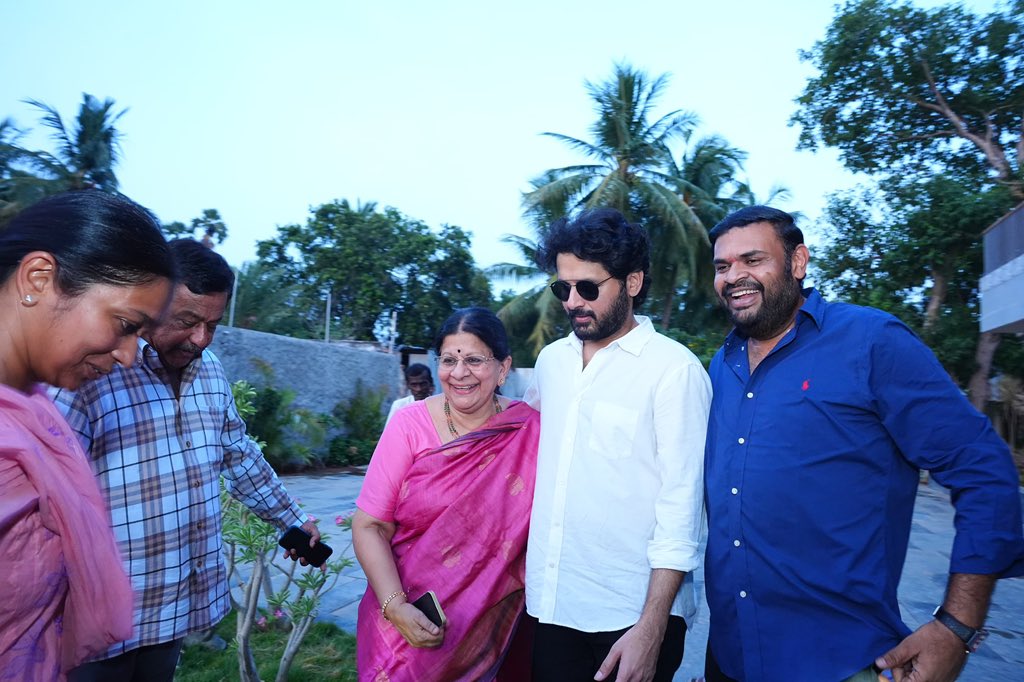 BojjalaSudhir's tweet photo. నా మిత్రుడు, టాలీవుడ్ హీరో నితిన్ ఈరోజు మా నివాసానికి విచ్చేయడం ఎంతో సంతోషాన్ని ఇచ్చింది.

చాలా రోజుల తర్వాత మా ఇంటికి వచ్చిన నితిన్.. నా కుటుంబ సభ్యులందరితో కలిసి సరదాగా కాసేపు గడిపారు. ఈ సందర్భంగా మా మధురమైన స్మృతులను ఇద్దరం కలిసి నెమరువేసుకోవడం ఎంతో ఆనందాన్ని ఇచ్చింది. బిజీ షెడ్యూల్స్ ఉన్నప్పటికీ.. ప్రత్యేకంగా సమయం కేటాయించి మా ఇంటికి వచ్చి, మా కుటుంబంతో ఇంతటి ఆత్మీయ సమయాన్ని పంచుకున్నందుకు నా ప్రియ మిత్రుడు నితిన్‌కు నా హృదయపూర్వక ధన్యవాదాలు.