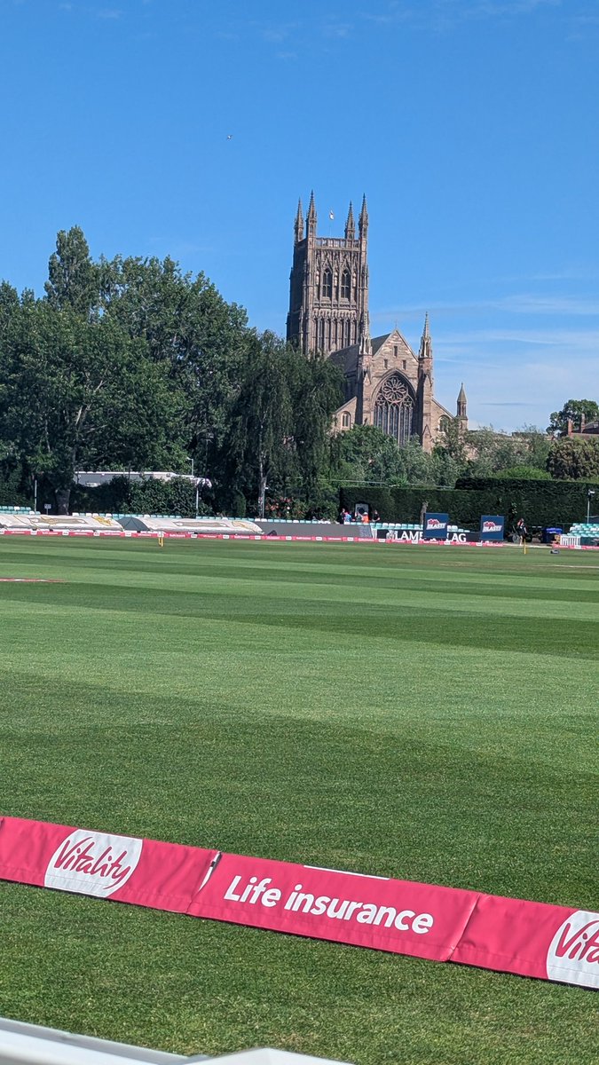 MandJ666's tweet photo. Derby day 🍐v 🐻
Lovely weather for it 
@WorcsCCC https://t.co/6kqlgyXFxJ