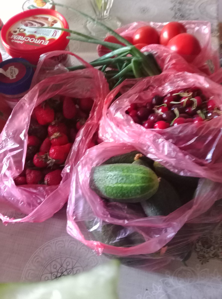 lestrangue's tweet photo. Жить неподалёку от большого рынка решительно невозможно, каждый раз искра-буря-безумие и я несу домой 6 килограммов всего. https://t.co/KcR2g0v9Uo
