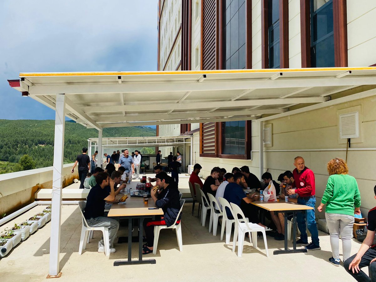 BurdurKYGM's tweet photo. 📍 Oğuzhan Yurdu

Kurban Bayramı’nı yurdumuzda geçiren öğrencilerimizle birlikte, yemekhanemizin katkılarıyla samimi ve güzel bir bayramlaşma gerçekleştirdik. 🌙✨

Birlikte sohbet edip bayramın sıcaklığını ve mutluluğunu paylaştık. 🤍 https://t.co/Oepf94P3UL