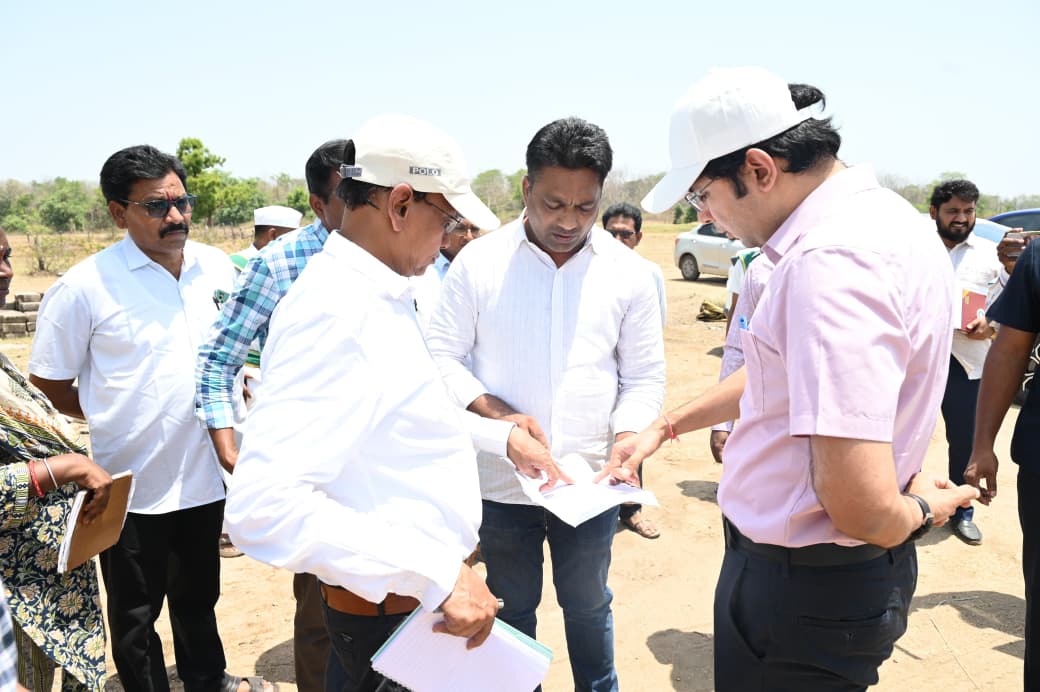 Collector_NML's tweet photo. ✅️ జిల్లాలో ధాన్యం అన్లోడింగ్, కొనుగోలు ప్రక్రియను అత్యంత వేగవంతంగా పూర్తి చేయాలని జిల్లా కలెక్టర్ భవేశ్ మిశ్రా అధికారులను ఆదేశించారు. శుక్రవారం ఆయన ఖానాపూర్, కడెం మండలాల్లోని పలు రైస్ మిల్లులను ఆకస్మికంగా తనిఖీ చేసి, క్షేత్రస్థాయిలో అందుతున్న సేవలపై సమీక్ష నిర్వహించారు.

✅️ ధాన్యం కొనుగోలు కేంద్రాల వద్ద రైతులకు ఎలాంటి ఇబ్బందులు కలగకుండా చర్యలు తీసుకోవాలని, అన్లోడింగ్ ప్రక్రియను త్వరితగతిన పూర్తి చేసి మిల్లులకు తరలింపును వేగవంతం చేయాలని కలెక్టర్ సూచించారు. కొనుగోలు ప్రక్రియలో పారదర్శకత పాటిస్తూ రైతులకు సకాలంలో చెల్లింపులు జరిగేలా అధికారులు సమన్వయంతో పనిచేయాలని ఆదేశించారు.

✅️ ఈ తనిఖీలు, సమీక్ష సమావేశంలో అదనపు కలెక్టర్ (రెవెన్యూ) కిషోర్ కుమార్, పౌరసరఫరాల శాఖ అధికారులు రాజేందర్, సుధాకర్, తహశీల్దార్లు సుజాత, మొయినుద్దీన్, ఎంపీడీవోలు రాధ, అరుణ, ఇతర శాఖల అధికారులు, సిబ్బంది పాల్గొన్నారు.

@TelanganaCMO
@Bhatti_Mallu
@revanth_anumula 
@jupallyk_rao 
@UttamINC
@INC_Ponguleti 
@OffDSB 
@DamodarCilarapu
@KomatireddyKVR
@Ponnam_INC 
@Tummala_INC 
@VivekVenkatswam
@TummalaOfficial 
@seethakkaMLA
@meeseethakka
@iamkondasurekha 
@minister_adluri 
@SrihariVakiti
@TelanganaCS
@bhaveshmishra01
@IPRTelangana
@CPRO_TGCM
@IASassociation
@IasTelangana
@DCsofIndia
@airnewsalerts
@DDNewslive
@PIB_India
@PIBHindi
@PTI_News
@MIB_India
@ddyadagirinews
@ANI
@PIBHyderabad