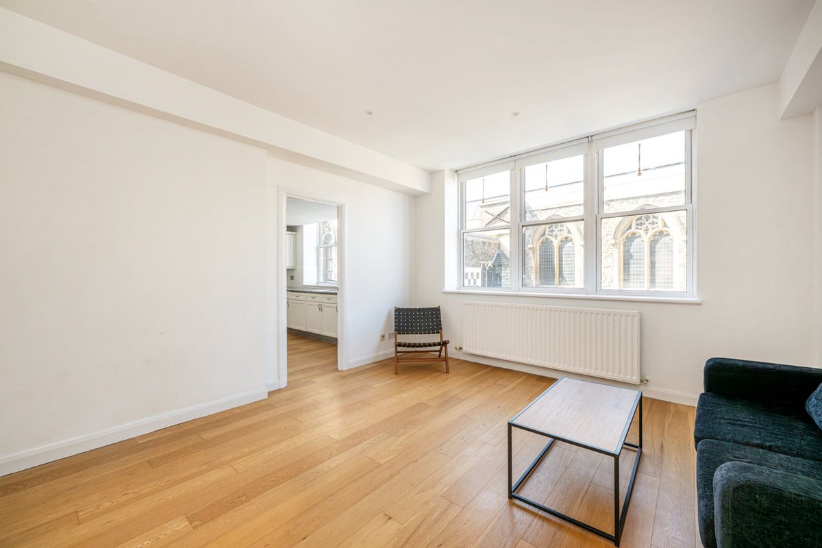 Thomas_Michael_'s tweet photo. FOR SALE - a large quiet, bright, well presented one bed in 43 Bartholomew Close, EC1A close to the Lizzie line at Barbican station and @StBartholomews in this historic quarter of the City. A viewing is recommended https://t.co/gLxcjQaCrr £625,000 Call 020 7060 0450 to view. https://t.co/65thj5sxGy
