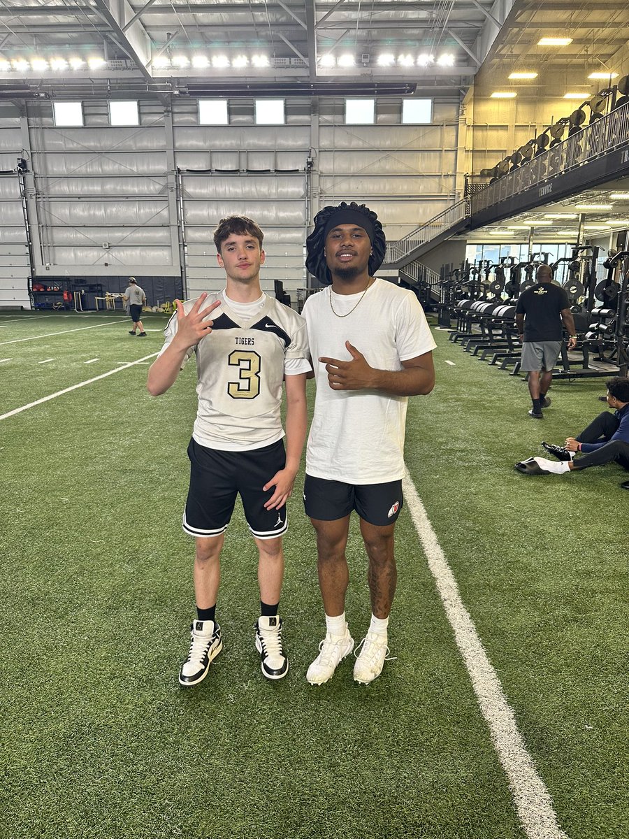 BostonHamilton9's tweet photo. It was great to have a convo yesterday with my buddy @FicklinJamarian when he was back in town safe travels back to Utah! @Utah_Football 
@ficklin_j 
#Utes 
#Leftys 
#Qbs 
@ThrowItDeep https://t.co/zMOnQEJgPc