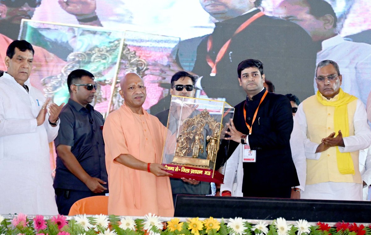 CDOMAU's tweet photo. आज मा.मुख्यमंत्री श्री योगी आदित्यनाथ जी द्वारा जनपद भ्रमण के दौरान गांधी मैदान में आयोजित कार्यक्रम के दौरान 392 करोड़+ रुपए की लागत वाली 114 परियोजनाओं का शिलान्यास/लोकार्पण,लाभार्थियों को प्रमाण पत्र वितरण कार्य एवं जनसभा को संबोधन किया गया।
@CMOfficeUP @InfoDeptUP @UPGovt https://t.co/phl2XooJkE