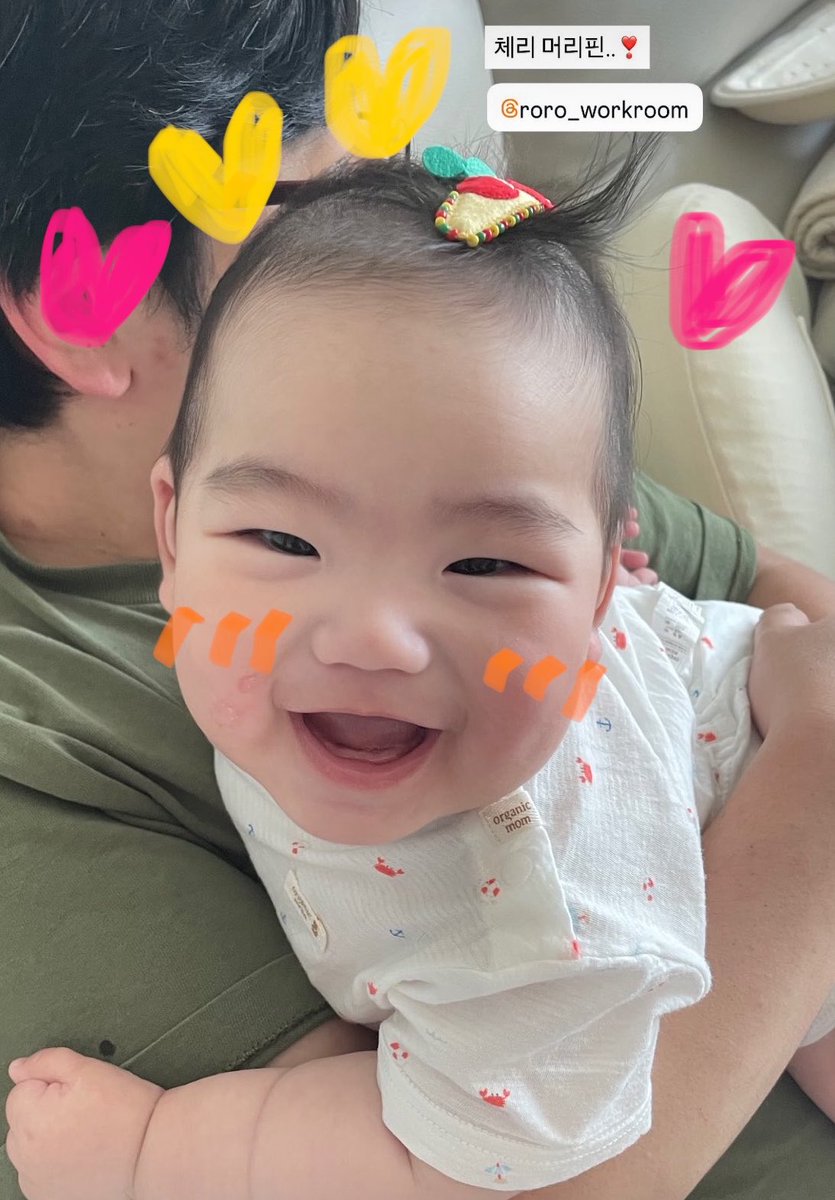 roro_workroom's tweet photo. 귀여운 아기의 몇가닥 없는 머리카락에 얹어진(?) 펠트 체리 머리핀…🍒🥹 (아기의 태명이 체리였어요!ㅎㅎ)
아기가 너무 해사하게 활짝 웃고있네요…
마음… 좋다…😌 https://t.co/gp1l9WDZkt