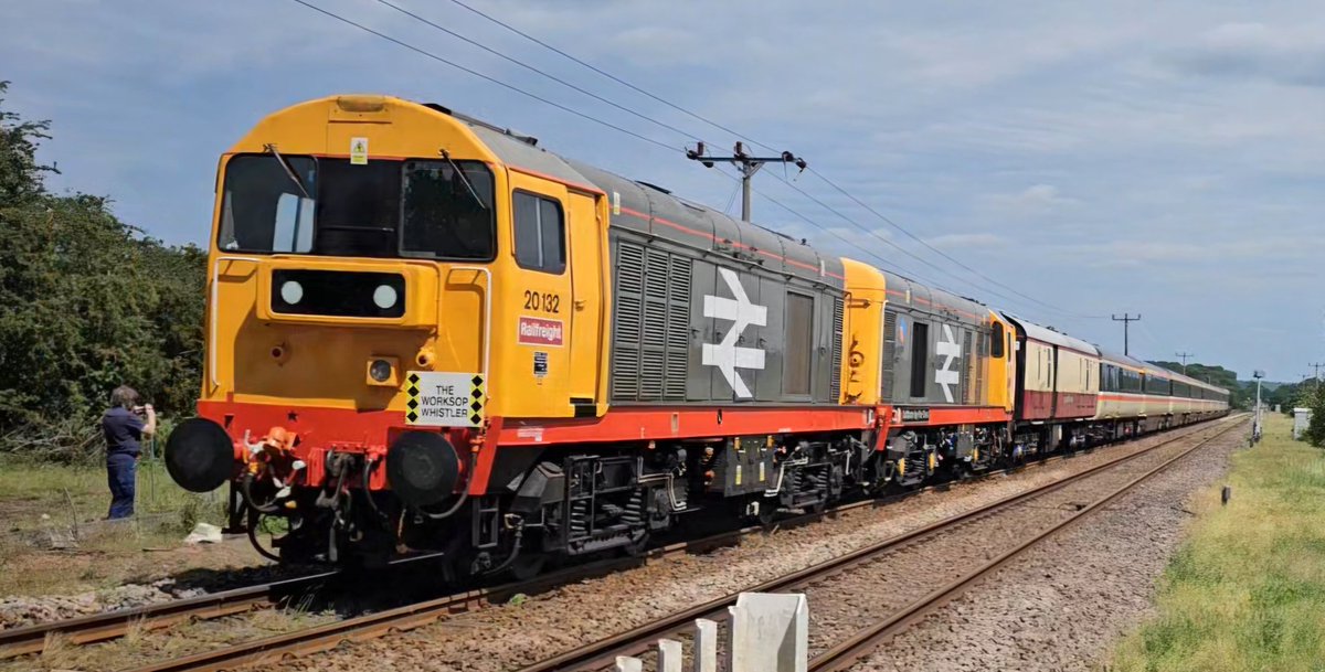 Harrod15S's tweet photo. Todays #LSL 'Worksop Whister' tour with twin choppers D8107- D8096 &amp; 20118 - 20132 TnT through Rushey Sidings LC between Worksop &amp; Retford 
#class20 #trains #choppers #Worksop https://t.co/pEKLBOdvtb
