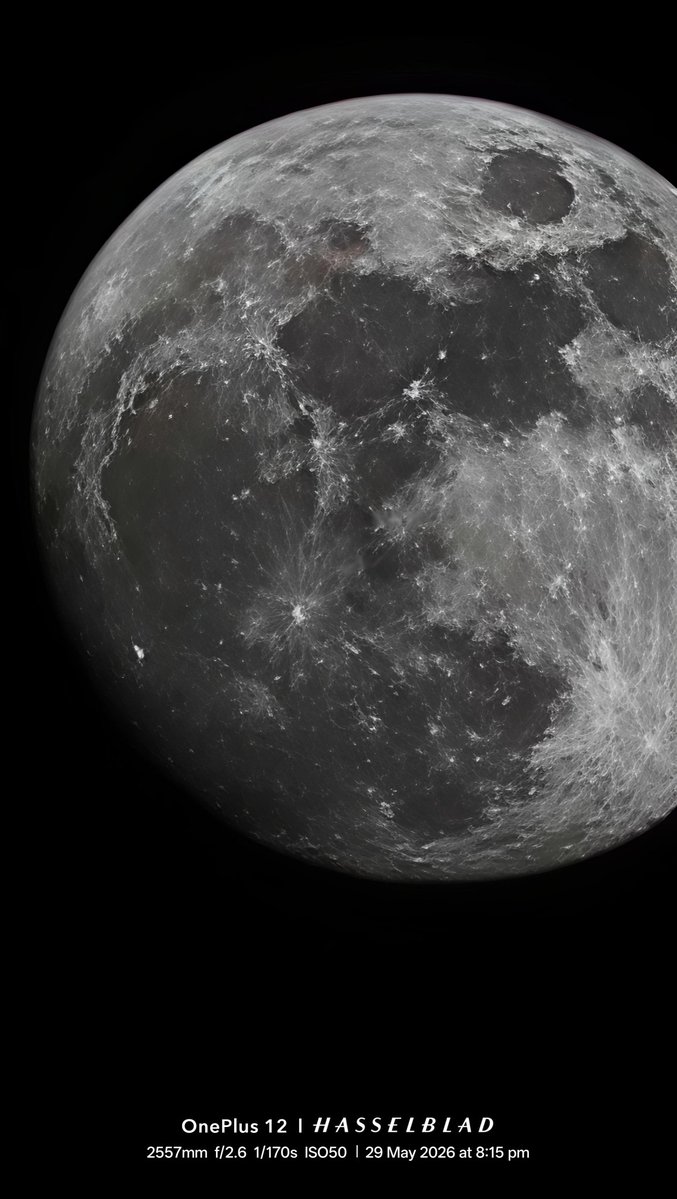 SamosaPoha's tweet photo. took this with my phone so I think it's only fair NASA pays my phone bill at this point 🌕 https://t.co/FuP4X7YOFy