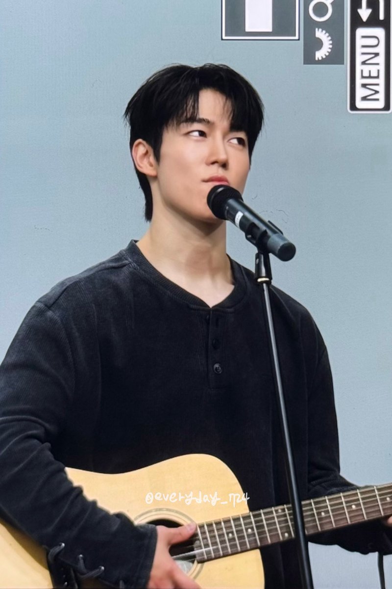 everyday_724's tweet photo. 260529 비트로드 대면 팬싸
통기타와 스탠드마이크 그리고 상혁..🎤

#SF9 #다원 #DAWON @xleexekdnjs https://t.co/H4hGIm0Hwz