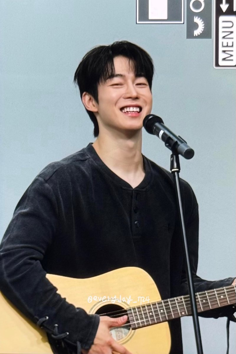 everyday_724's tweet photo. 260529 비트로드 대면 팬싸
통기타와 스탠드마이크 그리고 상혁..🎤

#SF9 #다원 #DAWON @xleexekdnjs https://t.co/H4hGIm0Hwz
