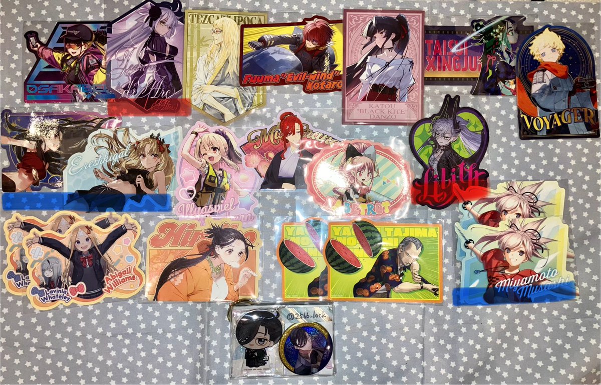 2566_lock's tweet photo. 交換
FGO 新聞 OVER THE SAME SKY コレクションブロマイド　ステッカー　霊基召喚缶バッジ　ポートレイト

譲…画像1〜3

↓ https://t.co/QQoKQ8dJ5a