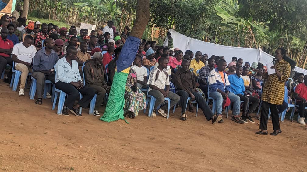 MwogoBugesera's tweet photo. Ku gicamunsi, Abadepite bifatanyije n’abaturage b’Akagari ka #Bitaba mu Murenge wa #Mwogo mu Nteko y’abaturage igamije kuganira ku bibazo bikibangamije abahinzi mu kugera ku musaruro uhagije kugira ngo bikorerwe ubuvugizi. https://t.co/msPxqfwUHx