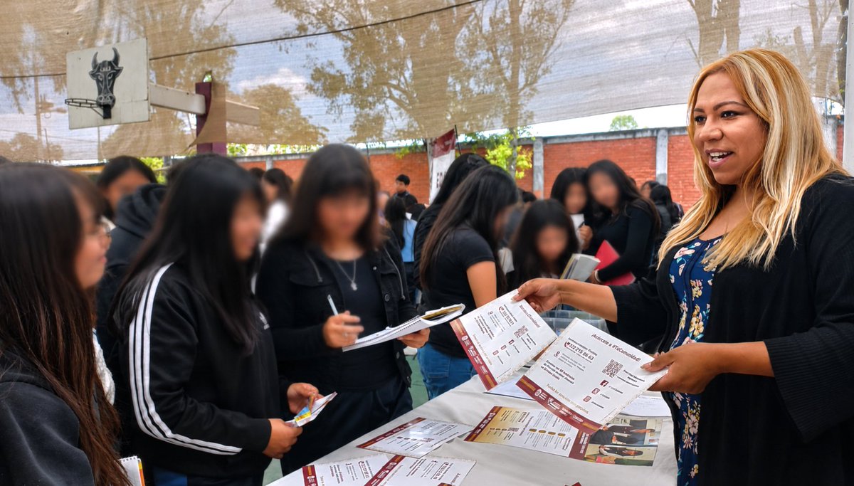 CEAVEM's tweet photo. 👨‍🏫📝A través de jornadas de prevención del delito, la #CEAVEM sigue llegando a escuelas del #EdoMex para fortalecer la concientización y la cultura de la paz entre niñas, niños y adolescentes.

¡Acércate a #TuComisión! Estamos para servirte.

#CEAVEMContigo #ElPoderDeServir https://t.co/YmVf3JE8z9