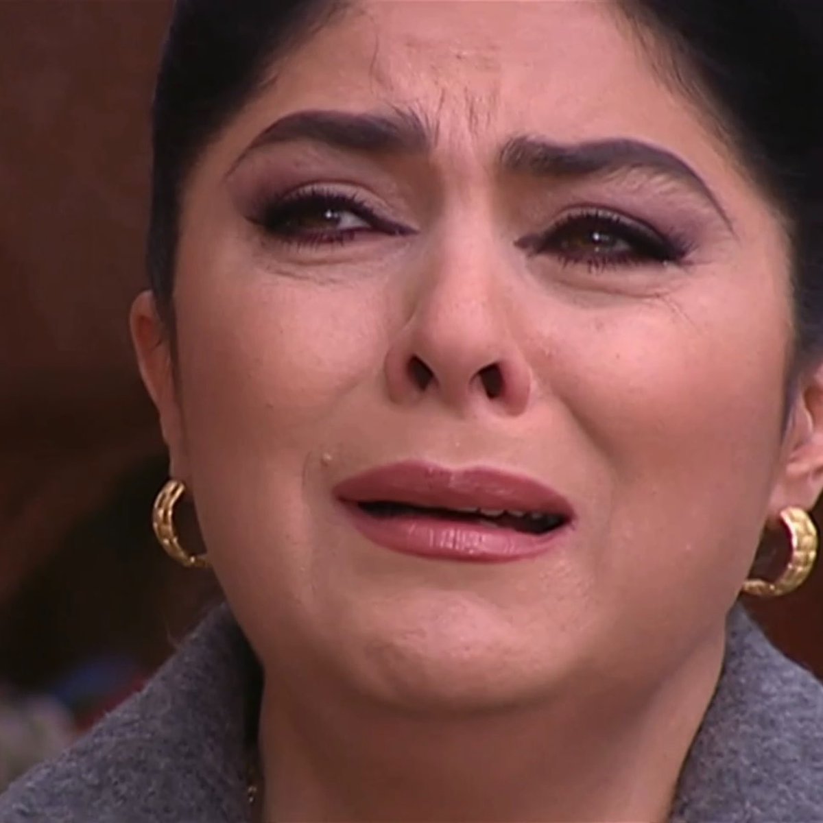 iBrenduPerez's tweet photo. Yo tomando la decisión de volver a ver VicToria // También yo desde el segundo -0 del primer capítulo https://t.co/tlW5fNaDJA