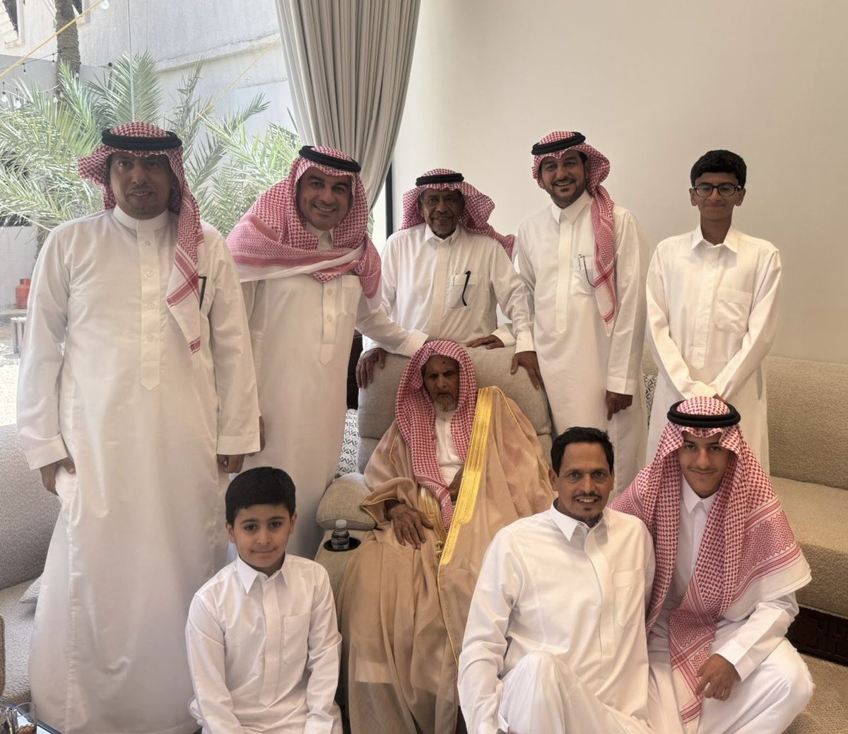 Kibadr's tweet photo. زرتُ قبل قليل الخال فهد بن عبدالله العيدان في مزرعته بحريملاء وتذكرنا وابناؤه الكرام : محمد وأحمد وعبدالله ورائد الأيام الخوالي وأيام أن كان الخال/ فهد في أوج نشاطه فكان حفظه الله من أكرم الناس وكان بيتهُ أمد الله في عمره مقصِداً للكثير من زوار #حريملاء وكانت زوجته (أم محمد) رحمها الله مضرِب المثل في الكرم والطيبة والخصال الحميدة ورثها منهما ذريةً نفخر بقُرينا منهم