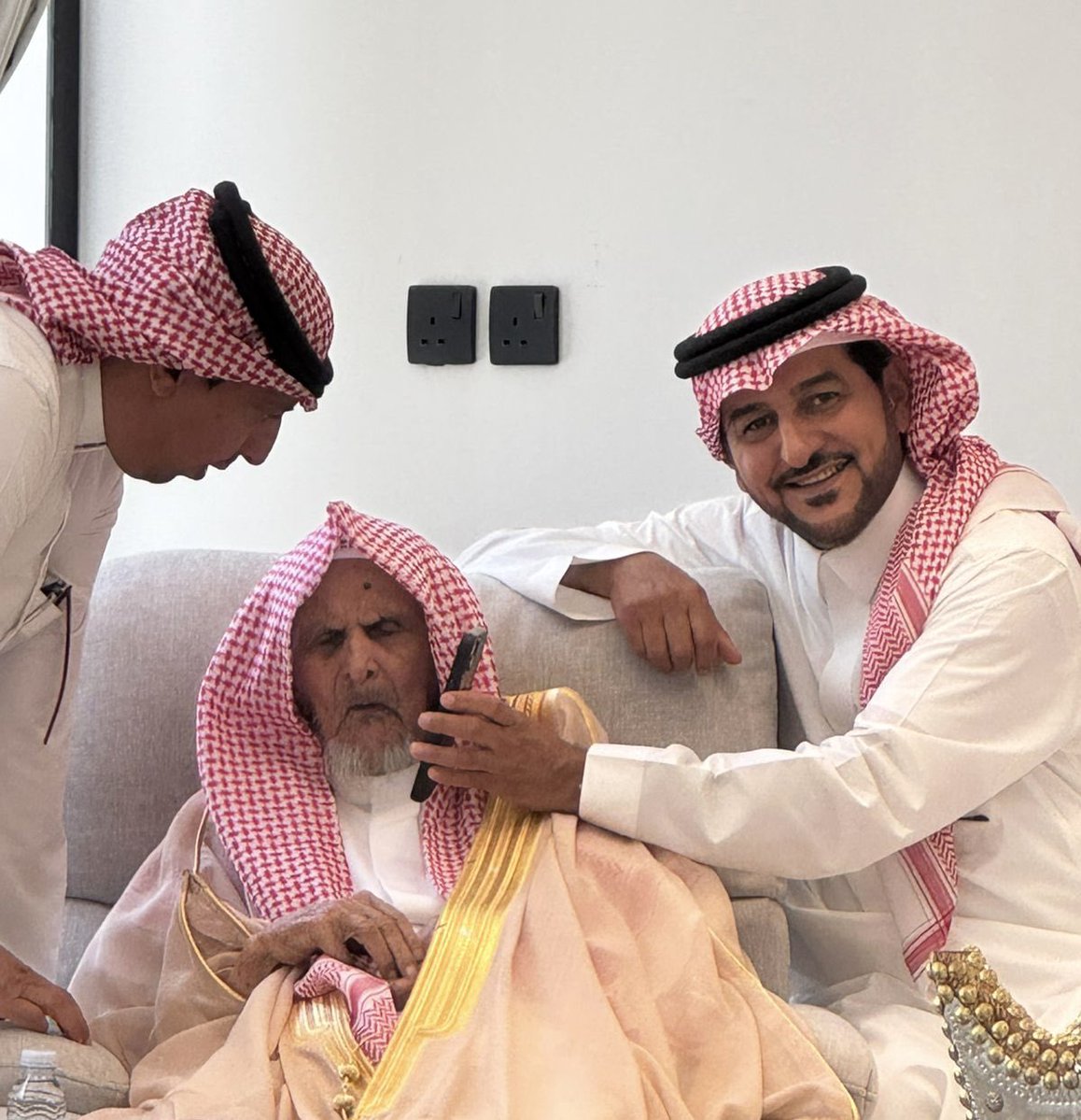 Kibadr's tweet photo. زرتُ قبل قليل الخال فهد بن عبدالله العيدان في مزرعته بحريملاء وتذكرنا وابناؤه الكرام : محمد وأحمد وعبدالله ورائد الأيام الخوالي وأيام أن كان الخال/ فهد في أوج نشاطه فكان حفظه الله من أكرم الناس وكان بيتهُ أمد الله في عمره مقصِداً للكثير من زوار #حريملاء وكانت زوجته (أم محمد) رحمها الله مضرِب المثل في الكرم والطيبة والخصال الحميدة ورثها منهما ذريةً نفخر بقُرينا منهم