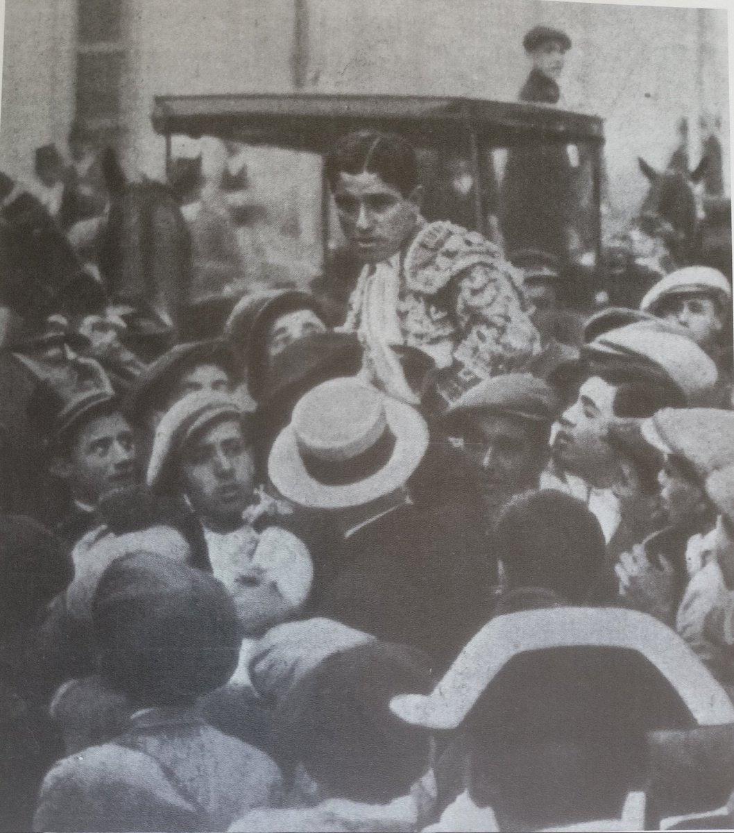Modestoxativa's tweet photo. Me sacaron por la Puerta del Principe y me llevaron a Triana al grito de !Viva Belmonte¡ 📸 lo desconozco. https://t.co/vEPg98mFp9