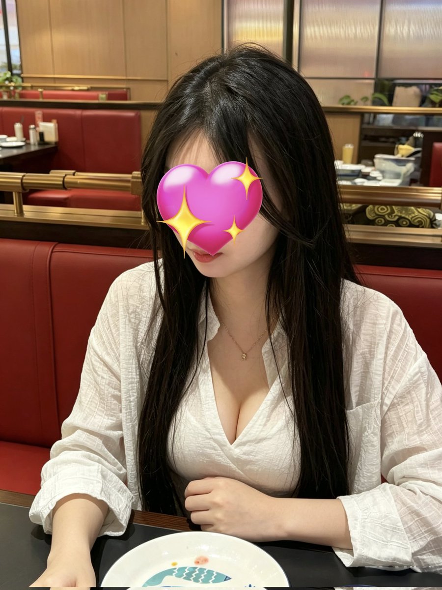 Z97346's tweet photo. 周五了和女友出来吃个饭，服务生都来好几次了，也不知道今天能不能做，碰一下就感觉要射
#绿帽 #淫妻 #情侣 #锁 #女友 #反差 https://t.co/zLWgDo4afa