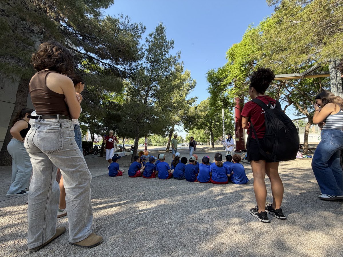 maite_novo's tweet photo. L’escola @escolajoanroig era la primera vegada que venia… però ja volen tornar a la propera #FiradeCienciesFCEP . Hem après sobre papallones, abelles i quines són les millors plantes per a un jardí per a pol.linitzadors. @universitatURV  @mediambientURV @cienciaURV https://t.co/CHgLaF7Emi