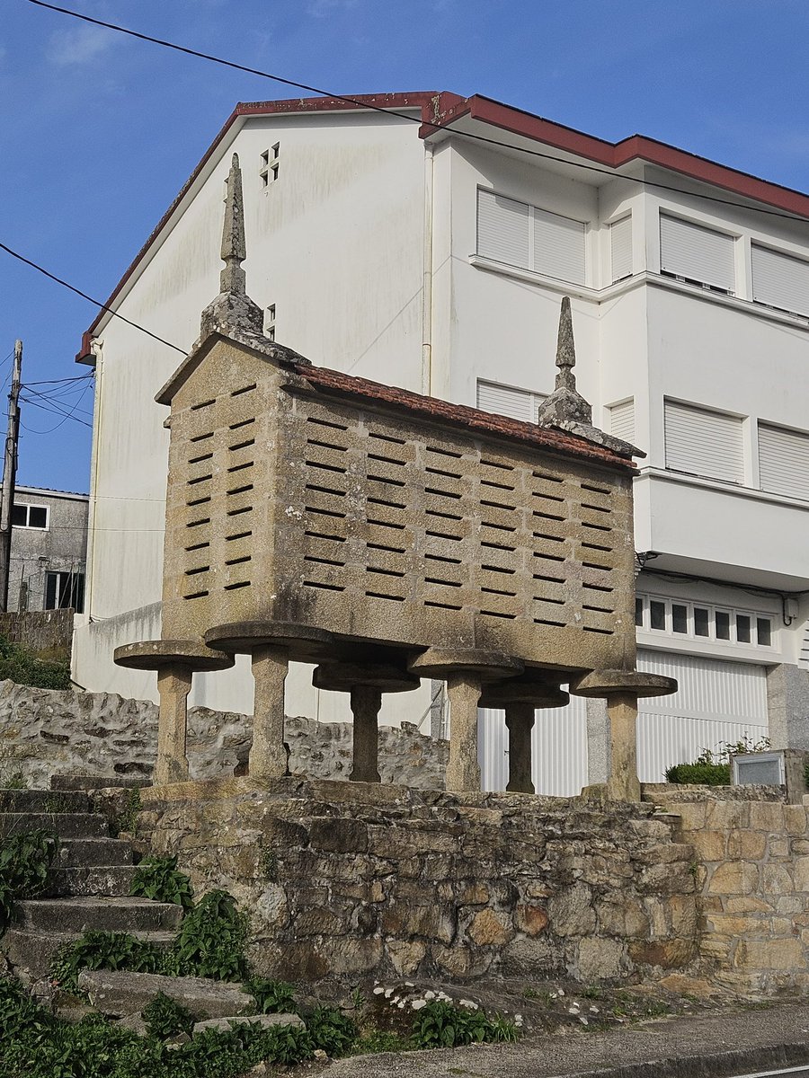 RedHorrea's tweet photo. Os lampións dos cabazos da zona de Muros apuntan ao ceo para procurar a  protección espiritual 

Los pináculos de los graneros elevados (hórreos) de la zona de Muros apuntan al cielo para buscar la protección espiritual 

@vozbarbanza @MurosCultura https://t.co/FBXuylKNMe