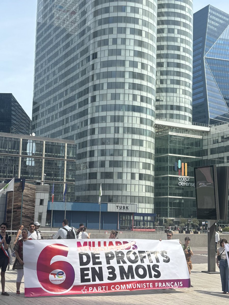 Helenebidard's tweet photo. Au rassemblement devant la tour @TotalEnergiesFR 
Honte aux profiteurs de guerre
Les actionnaires ont engrangé 65 milliards en 4 ans.
Assez de profits sur la crise.
Nous demandons sa nationalisation !
Le gouvernement @EmmanuelMacron peut le faire,
et bloquer les prix de l’énergie https://t.co/qDgF8krHJk