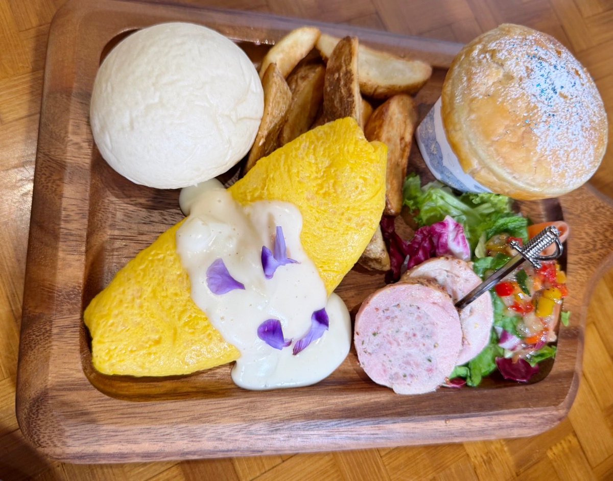 ok_nobuhiko's tweet photo. 泣きそうなのバレるやばい🥹

そして肉がですね。美味しくてですね。
一口でペロリでした。
オムレツも優しいおいしさでサーモンも嬉しい。何よりお花が映えます。
シュタルクを模したチョコケーキもフェルンのパフェもクオリティが高いです。

今日はチートデイ💪😋 https://t.co/xUAaY0U47m