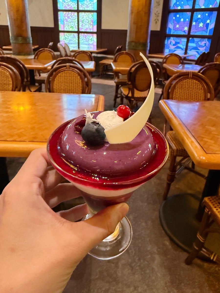 ok_nobuhiko's tweet photo. 泣きそうなのバレるやばい🥹

そして肉がですね。美味しくてですね。
一口でペロリでした。
オムレツも優しいおいしさでサーモンも嬉しい。何よりお花が映えます。
シュタルクを模したチョコケーキもフェルンのパフェもクオリティが高いです。

今日はチートデイ💪😋 https://t.co/xUAaY0U47m