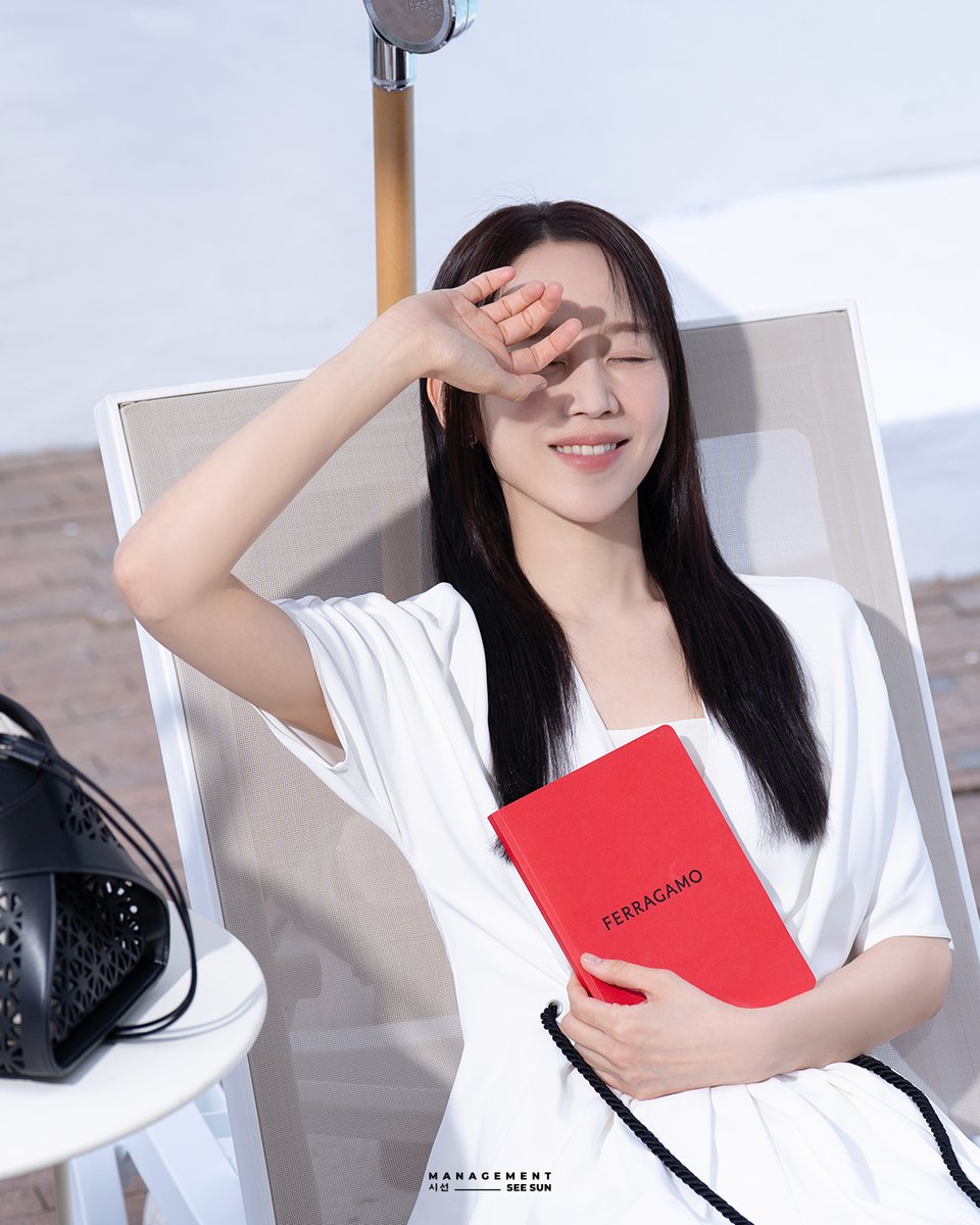 official_SEESUN's tweet photo. [#신혜선]

SHIN HAE SUN X FERRAGAMO

#ShinHaeSun
#페라가모 @Ferragamo https://t.co/yTsWaht6x0