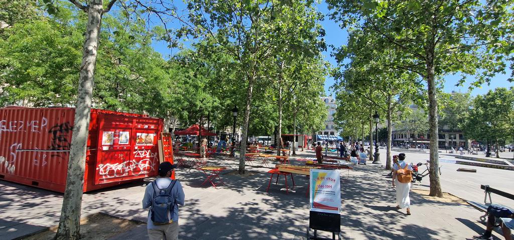 FredericMignard's tweet photo. Tiens, personne ne parle de La Place de la République alors qu'il fait 35 degrés. Celle-ci était pourtant de tous les débats pendant les municipales, devenant un symbole anti Emmanuel Grégoire. Petit passage pour vérifier l'ombre de cet ancien lieu de circulation intense. Vive les arbres.