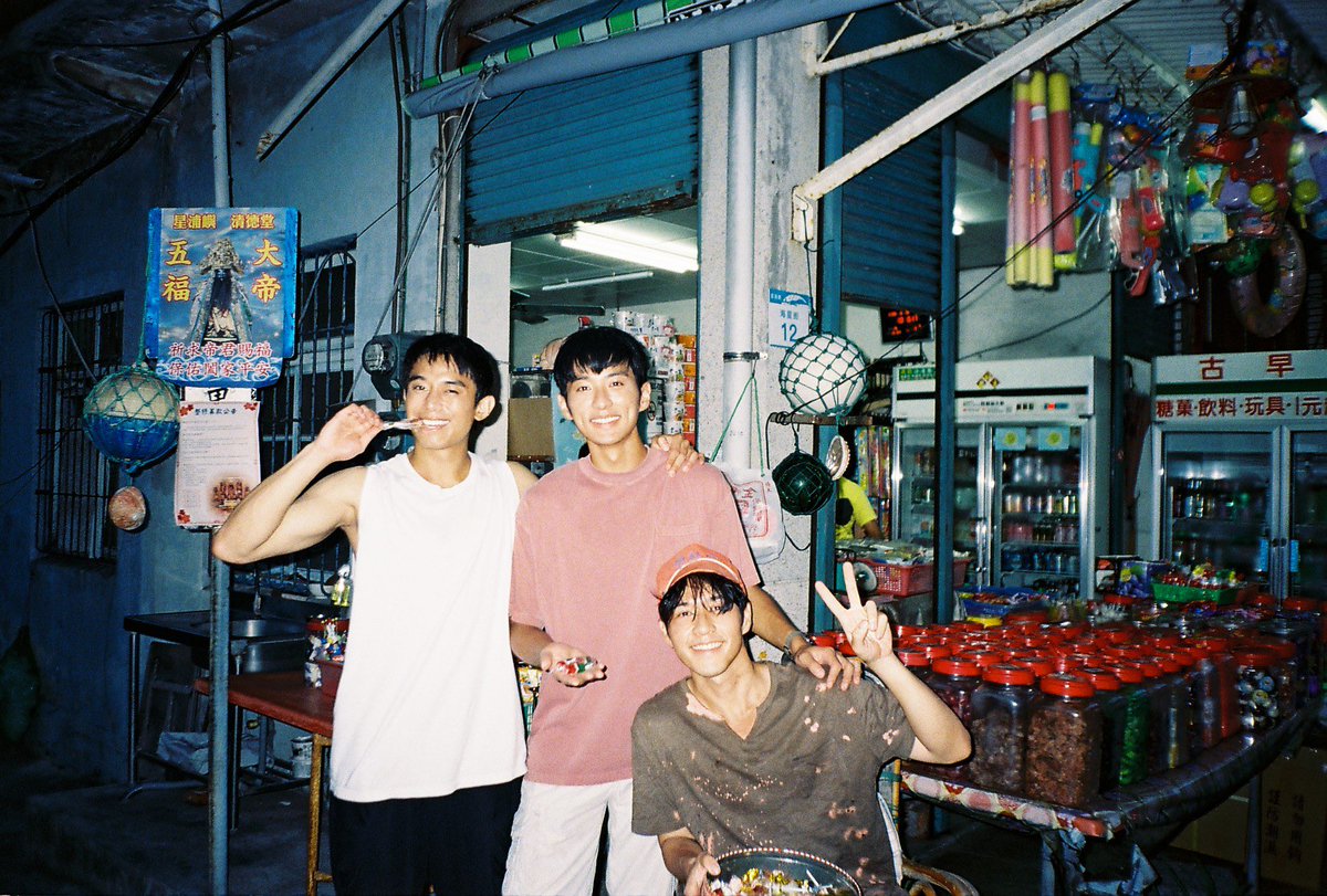 jed19941227's tweet photo. 島の皆さんとの日常の集合写真です🐢 https://t.co/YHlqWDwyNX